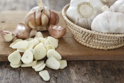 peeled-garlic